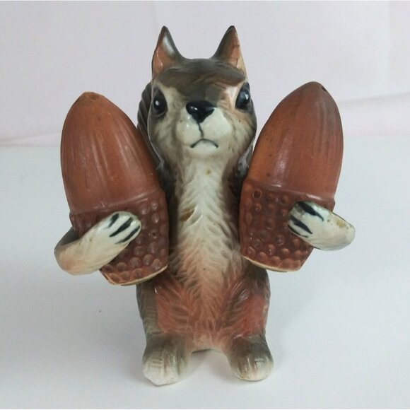 Vintage 1960s Artmark Squirrel Carrying Acorns Salt & Pepper Shakers - Picture 1 of 16